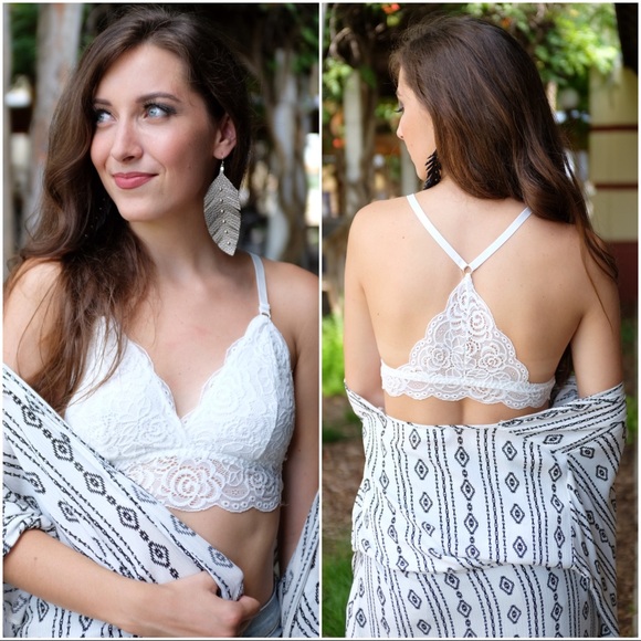 ✨LAST ONE✨White triangle Back lined lace bralette - Picture 2 of 5